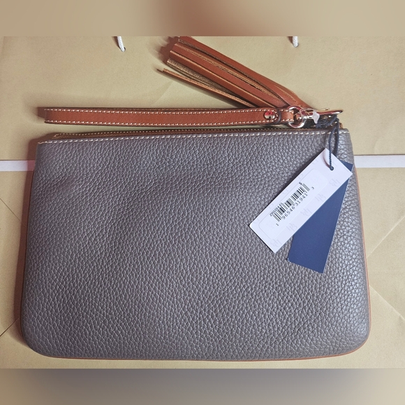 NWT Dooney & Bourke  Pebble Grain Carrington Wristlet ZR0264 Gray - Picture 2 of 4